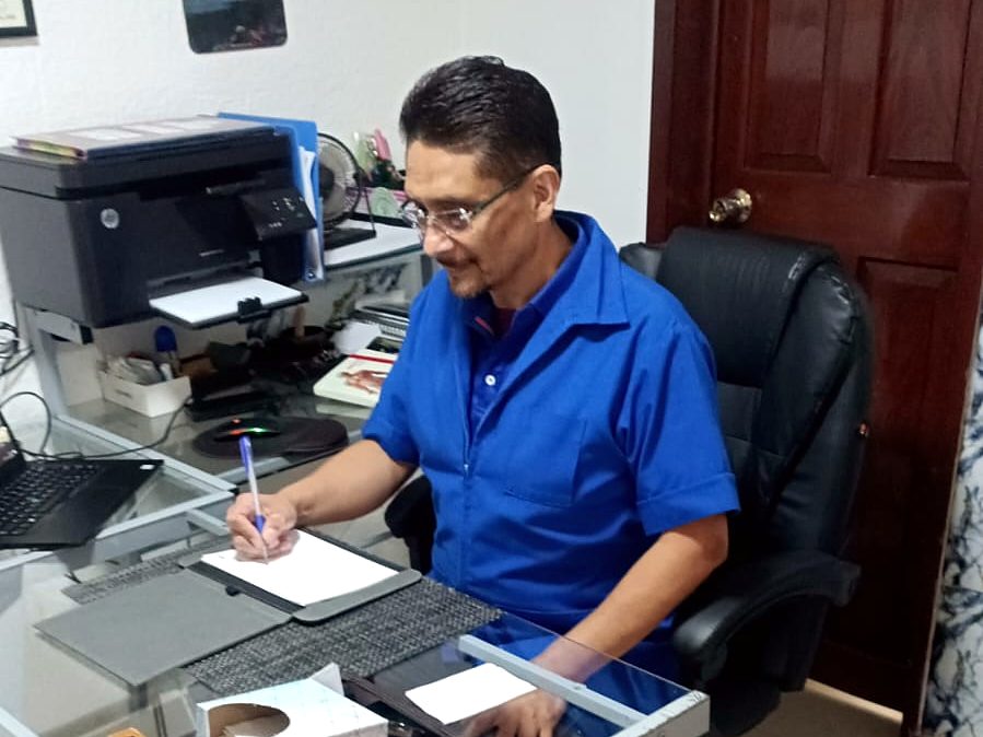 Dr. Jaime Nazario atendiendo en su consultorio