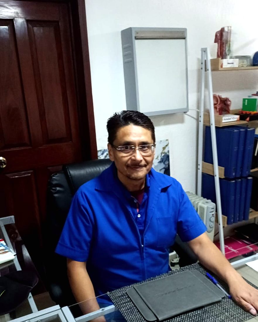 Dr. Jaime Nazario en su consultorio